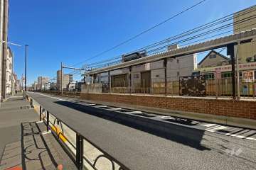 敷地の南側前面道路（西側から）