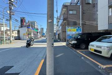敷地北西側の前面道路（南西側から）