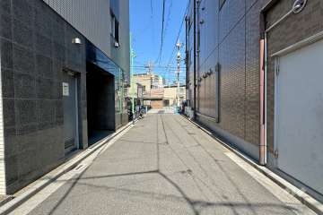 敷地北東側の前面道路（南東側から）