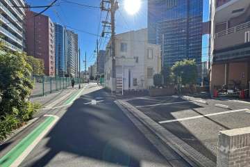 敷地北東側の前面道路（北西側から）