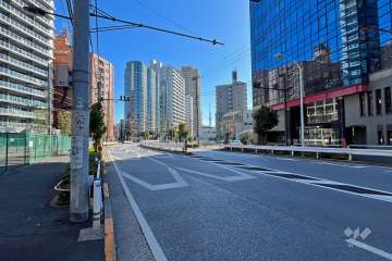 敷地南側は都道306号（明治通り）に面しています。