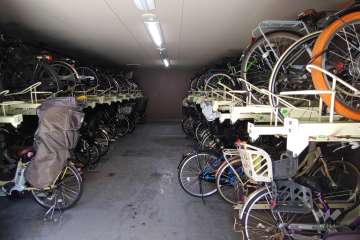 屋内に設けられた駐輪場