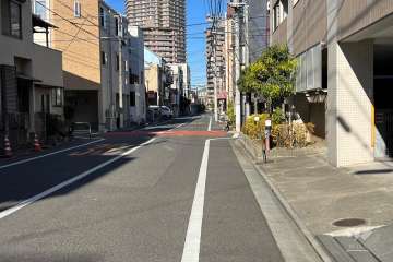 敷地北西側の前面道路（南西側から）