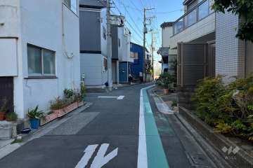 敷地北東側の前面道路（北西側から）