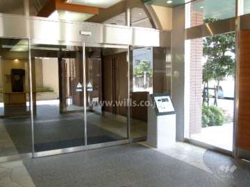 エントランスはオートロック付きです。