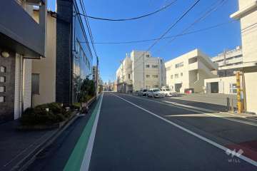 敷地の北側前面道路（東側から）