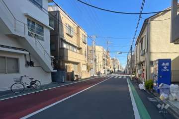 敷地の北側前面道路（西側から）