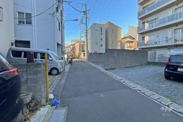敷地北側の前面道路（西側から）