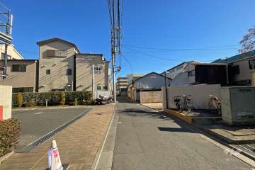 敷地南側の前面道路（西側から）