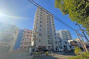 レアシス西日暮里の外観（北東側から）