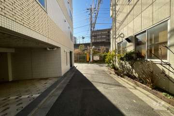 敷地西側の前面道路（北側から）