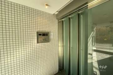 エントランスはオートロック付きです。