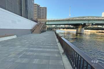 敷地の北側前面道路（東側から）