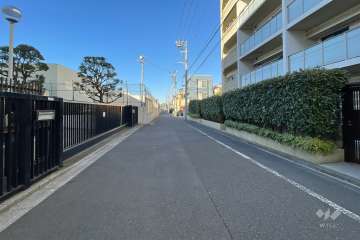 敷地西側の前面道路