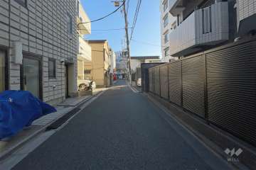 敷地の東側前面道路（北側から）