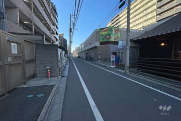 敷地の北側前面道路（東側から）