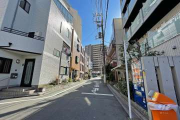 敷地東側の前面道路（北側から）