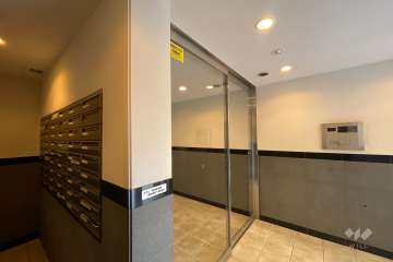 エントランスはオートロック付きです。