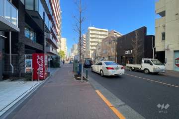 敷地の南側前面道路（東側から）