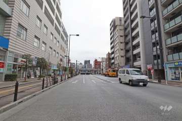 敷地西側の前面道路