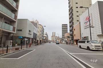 敷地西側の前面道路