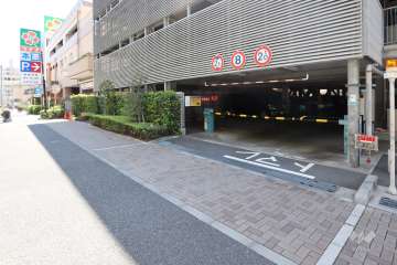 駐車場の出入り口（ロボットゲート付き）