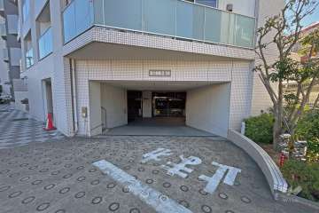 敷地内駐車場（屋内機械式）の出入り口