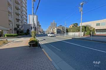 敷地の北側前面道路は明治通りです（東側から）。