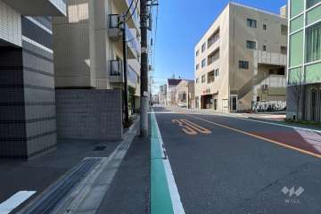 敷地北西側の前面道路（北東側から）