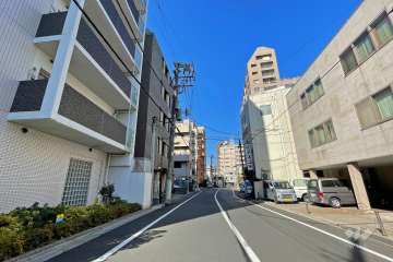 敷地北東側の前面道路（南東側から）