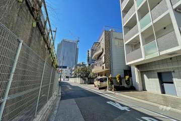 敷地南東側の前面道路（北東側から）