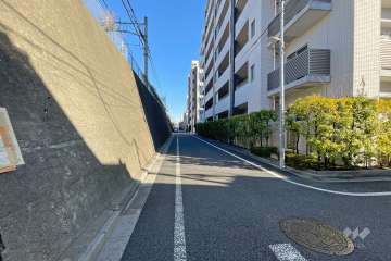 敷地北側の前面道路