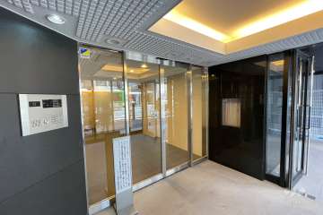 エントランスはオートロック付きです。