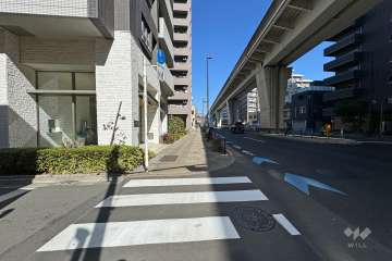 敷地の東側前面道路（南側から）