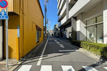 敷地の南側前面道路（東側から）