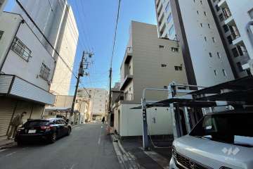 敷地北東側の前面道路（北西側から）