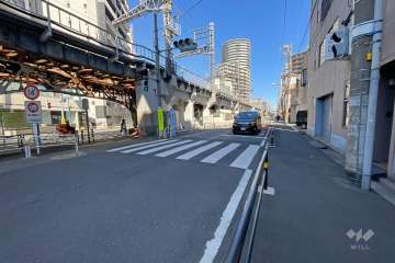 敷地の北西側前面道路（南西側から）