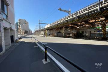 敷地の北西側前面道路（北東側から）