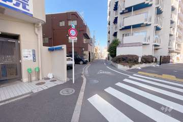 敷地西側の前面道路（北側から）