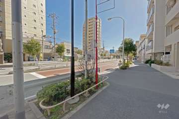 敷地北側の前面道路（西側から）