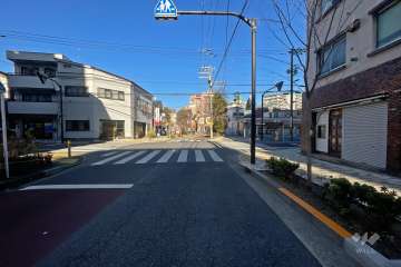 敷地北西側の前面道路（南西側から）