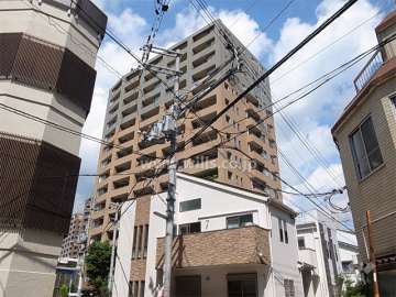 池田栄町ガーデンハウス（南東側から）　商業地域に指定され、周辺には住宅と商業施設が混在しています。