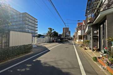 敷地北側の前面道路（東側から）