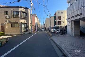 敷地北側の前面道路（西側から）