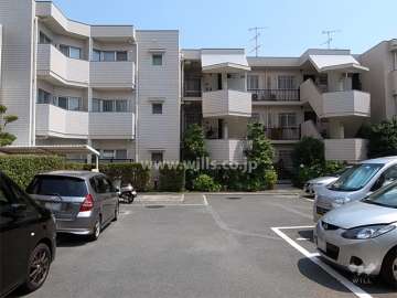 建物は東と南向きにL字型に配置され、建物を囲む様に駐車場があります。