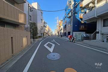敷地西側の前面道路（南側から）