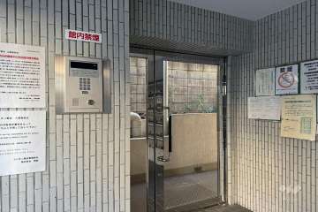 エントランスはオートロック付きです。