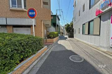 敷地西側の前面道路（北側から）