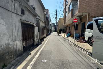 敷地北東側の前面道路（北西側から）