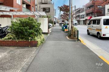 敷地北西側の前面道路（北東側から）